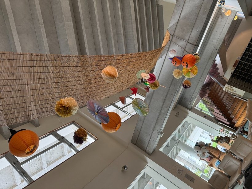 ハロウィンの飾りが吊るされている